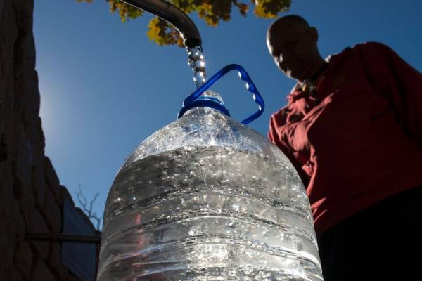 Condenser capable of collecting drinking water all day long